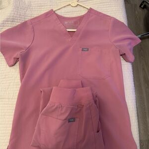 Figs Mauve Women's V-Neck Scrub Top & Jogger Pants